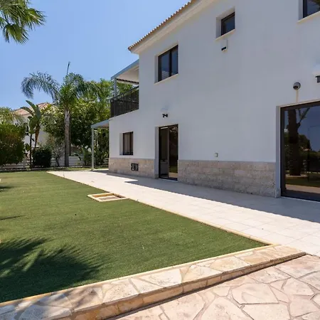 Lime 3-bedroom In Vilă Protaras